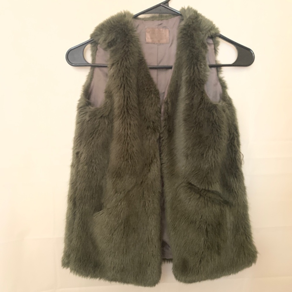 Zara girl outer wear collection size 7/8 olive color vest